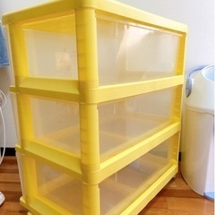 衣装ケースとオムツ用ゴミ箱の画像