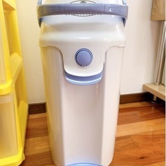 衣装ケースとオムツ用ゴミ箱の画像