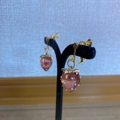 ハンドメイド　いちごのイヤリングの画像