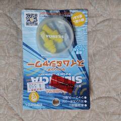 水泳用ゴーグルと耳栓の画像