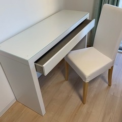 化粧台と椅子の画像