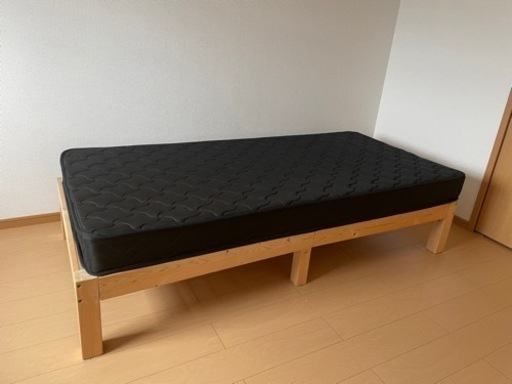 シングルベッドのマット付き。