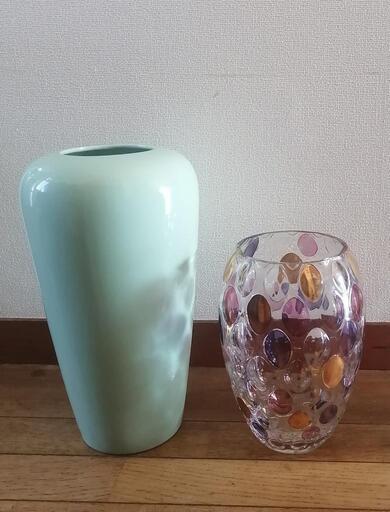 青磁色の大きい花瓶と丸柄の花瓶です