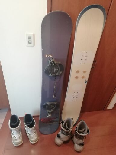 ２月末の引っ越しに伴い売却いたします。ボードセット2枚、ブーツ26センチ、＋オマケの白色ブーツ27センチ。オマケはだいぶ前のものですので必要なければその旨ご連絡ください。昨シーズンまで使用していましたが、傷もありますので現状渡しとさせていただきます。