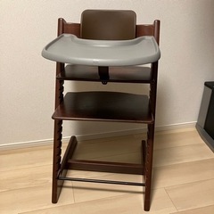 ストッケ　ハイチェア　ブラウン