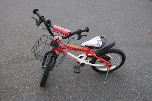 自転車で色は赤で中古でありますが、サビがありますが、乗ることは問題