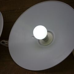 USED 電球１灯タイプのアクリルシェードペンダントライト 同一タイプ２灯セット 電球は蛍光球１ＬＥＤ球１色違い 現状渡しの画像