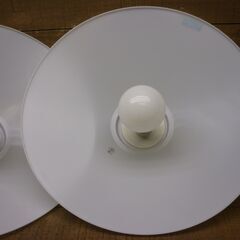 USED 電球１灯タイプのアクリルシェードペンダントライト 同一タイプ２灯セット 電球は蛍光球１ＬＥＤ球１色違い 現状渡しの画像