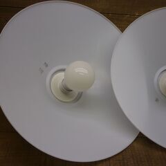 USED 電球１灯タイプのアクリルシェードペンダントライト 同一タイプ２灯セット 電球は蛍光球１ＬＥＤ球１色違い 現状渡しの画像
