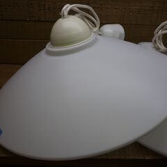 USED 電球１灯タイプのアクリルシェードペンダントライト 同一タイプ２灯セット 電球は蛍光球１ＬＥＤ球１色違い 現状渡しの画像