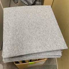 タイルカーペット　グレー　緑の画像