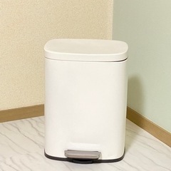 ニトリ　ペダル付きダストボックス　白いゴミ箱