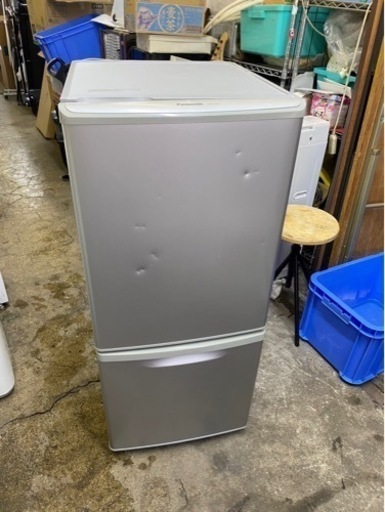 アース万代店　ヘコミあり　Panasonic 138L カテキン抗菌・脱臭フィルター 高効率コンプレッサー! 耐熱テーブル 冷蔵庫【◆NR-B144W