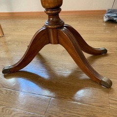 アンティークテーブルの画像
