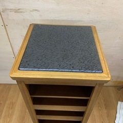 希少/高級/カリモク Karimoku/大理石調トップ/シューズ スリッパラック/下駄箱/靴箱/花台 電話台/飾り台 飾り棚/木製/アンティーク/レトロ/下段汚れあり/右側面穴あり/中古の画像
