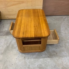 ラタン　テーブル　センターテーブル　籐家具　天板木製　キャスター付き　引き出し2個付き　両側引き出し　サイドテーブル　中古の画像