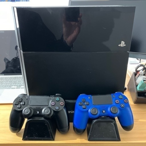 【中古品】【初期化済】PS4 ＆ コントローラー2つ ＆ 縦型充電スタンド