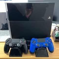 【中古品】【初期化済】PS4 ＆ コントローラー2つ ＆ 縦型充電スタンド 