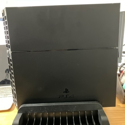 【中古品】【初期化済】PS4 ＆ コントローラー2つ ＆ 縦型充電スタンド 