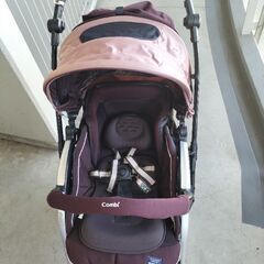 combiベビーカーくすみピンク
