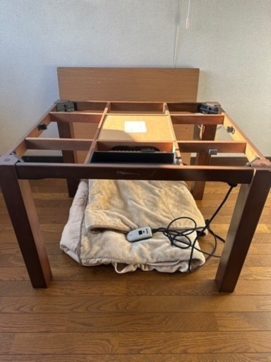 ダイニングテーブルコタツ：布団付き:椅子二個