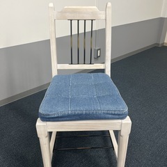 【元値17,600円！】天然木にデニム風のクッションを組み合わせた、お洒落なダイニングチェアの画像