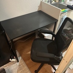 オフィスチェアとpcデスク