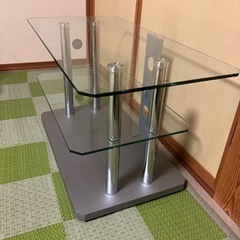 ガラス製のテレビ台の画像