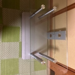 ガラス製のテレビ台の画像