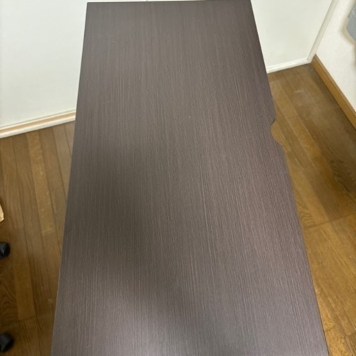 普通の机です