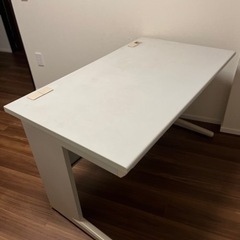 パソコンデスクの画像