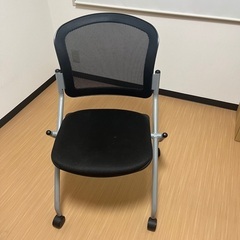 キャスター付きオフィスチェアの画像