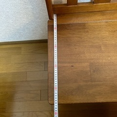 ダイニングテーブルセット　椅子2人用二脚付き　収納ありの画像