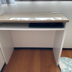 パソコンデスクの画像