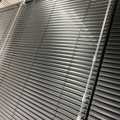 ブラインド、黒、オフィス、シック、会社でも使えるの画像