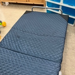 J3373美品 谷村実業 TAN-698 14段 リクライニングベッド 折りたたみベッド マットレス一体型 新品参考価格18,000円 クリーニング済みの画像