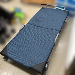 J3373美品 谷村実業 TAN-698 14段 リクライニングベッド 折りたたみベッド マットレス一体型 新品参考価格18,000円 クリーニング済みの画像