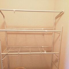 洗剤やタオル置き。