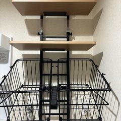 ワイヤーバスケット付き 突っ張り洗濯機ラック(ブラック) ニトリの画像