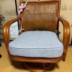 藤　ラタン360度回転椅子新品同様。