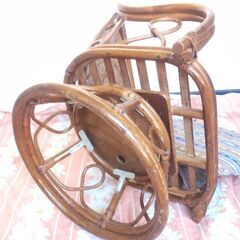 籐製回転椅子の画像