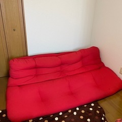 赤いソファの画像