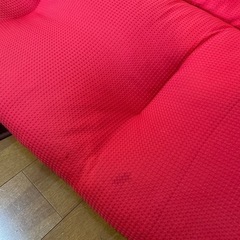 赤いソファの画像