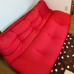 赤いソファの画像