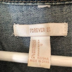 【FOREVER 21】デニム切りっぱなしバック刺繍入　Gジャンの画像