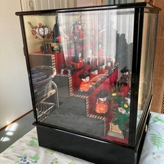 雛人形ガラスケース入りの画像