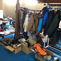子供服、大人服、文房具、本、学用品、靴、バッグ等　差し上げていま...