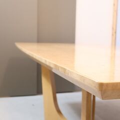 IDC OTSUKA(大塚家具)取扱いのPERLE(ペルレ) ダイニングテーブルです。稀少なバーズアイ・メープルを使用した高級感のあるクラシックなテーブルはリビングを洗練された印象に。の画像
