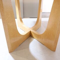 IDC OTSUKA(大塚家具)取扱いのPERLE(ペルレ) ダイニングテーブルです。稀少なバーズアイ・メープルを使用した高級感のあるクラシックなテーブルはリビングを洗練された印象に。の画像