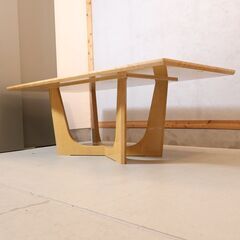 IDC OTSUKA(大塚家具)取扱いのPERLE(ペルレ) ダイニングテーブルです。稀少なバーズアイ・メープルを使用した高級感のあるクラシックなテーブルはリビングを洗練された印象に。の画像